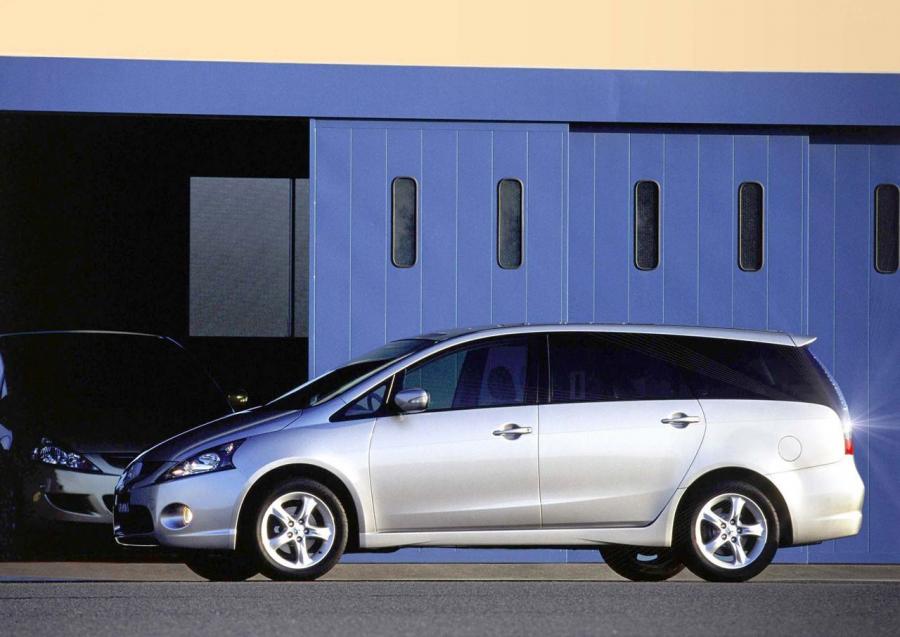  Mitsubishi Grandis 2003 года  (фото 2 из 9)
